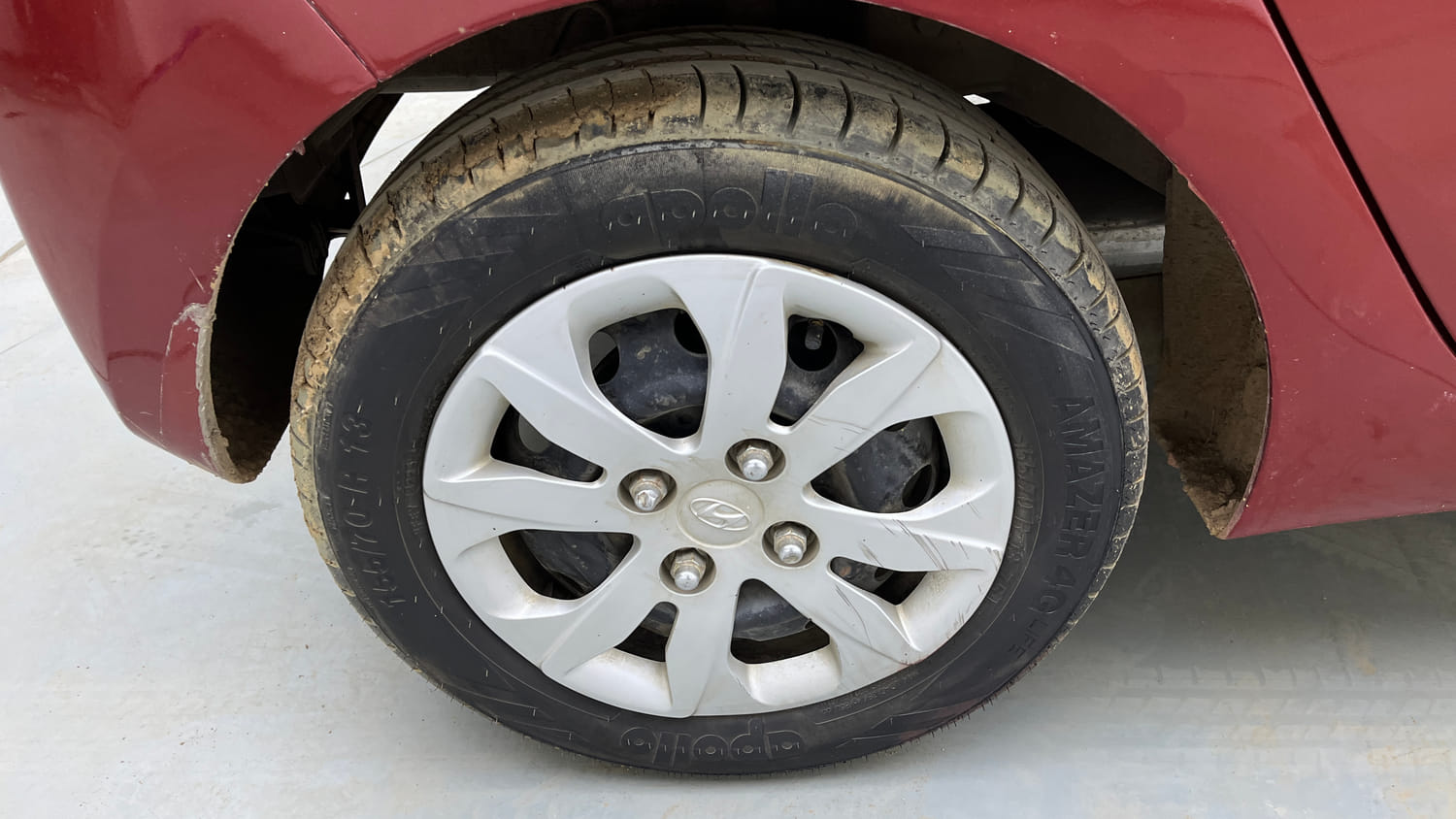 Used 2014 Hyundai Eon Magna Petrol Manual tyres RIGHT REAR TYRE RIM VIEW
