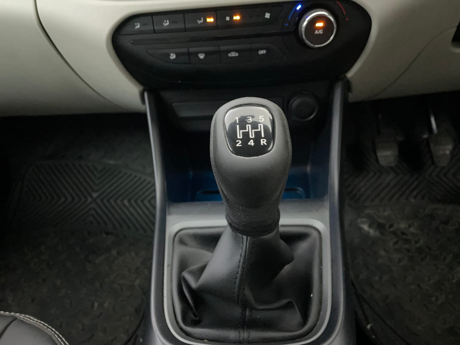 Used 2024 Tata Altroz XM Plus Petrol Petrol Manual interior GEAR  KNOB VIEW