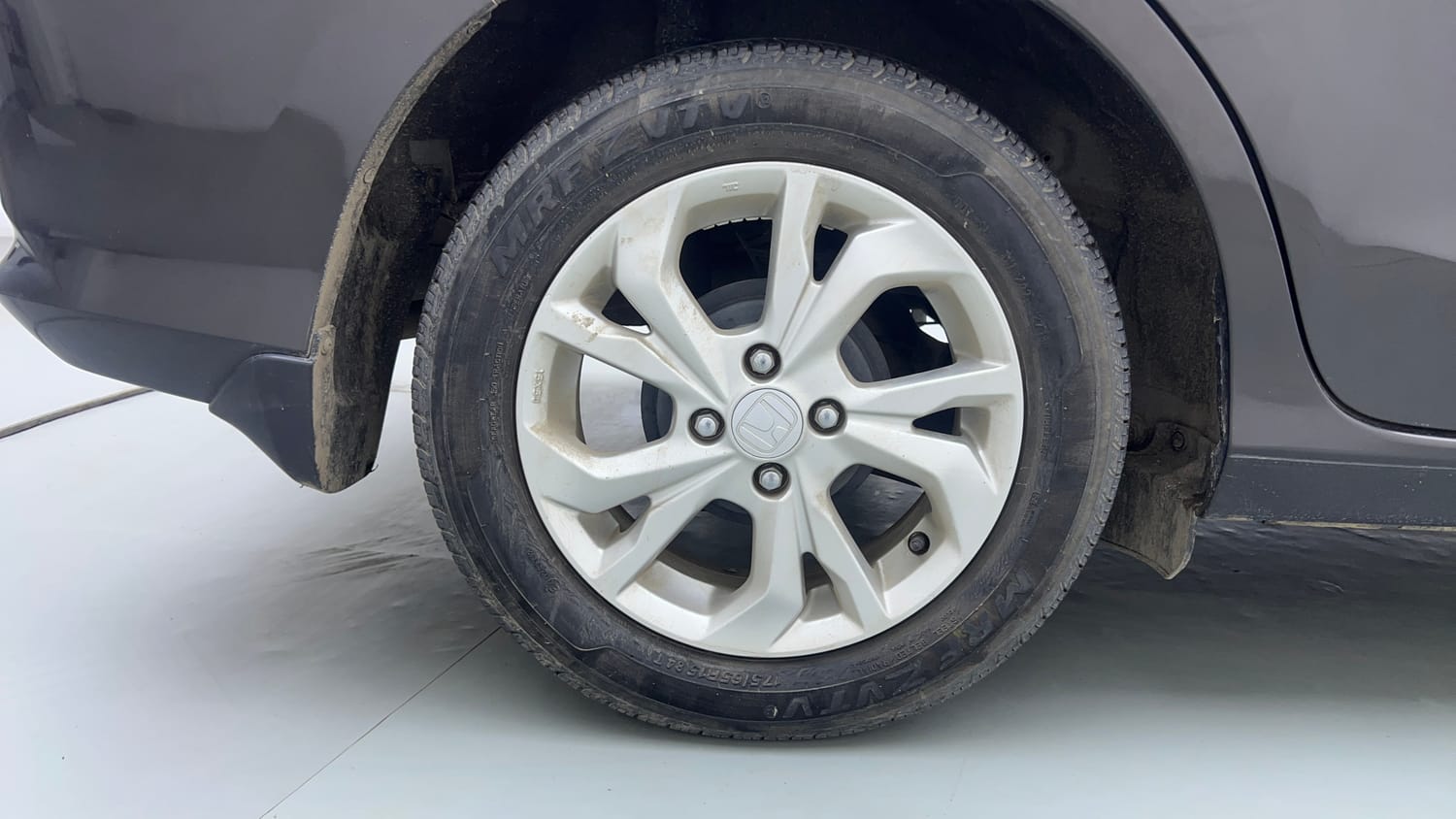 Used 2018 Honda Amaze 1.2 V CVT Petrol Petrol Automatic tyres RIGHT REAR TYRE RIM VIEW