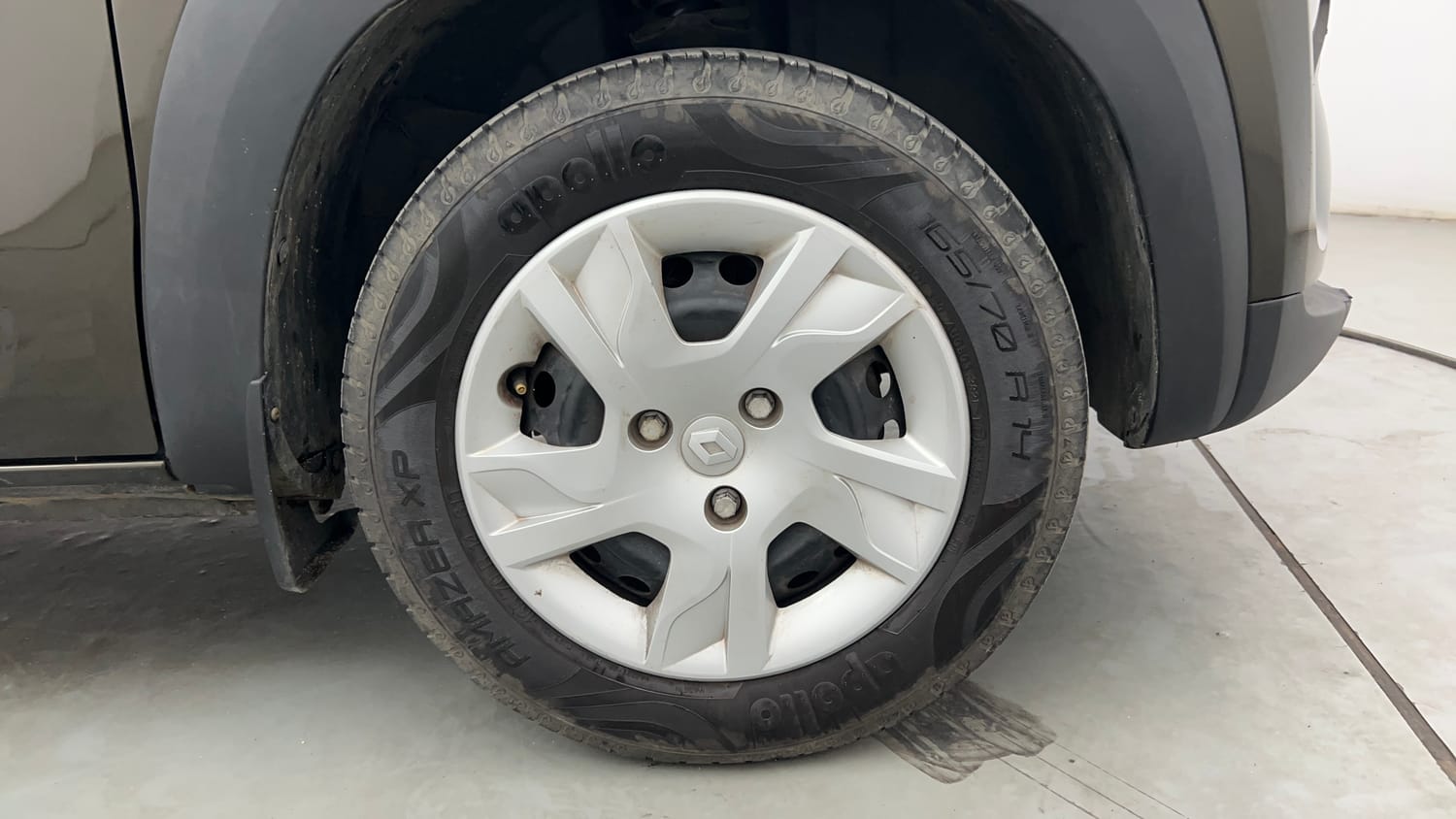 Used 2022 Renault Kwid RXT 0.8 Petrol Manual tyres RIGHT FRONT TYRE RIM VIEW