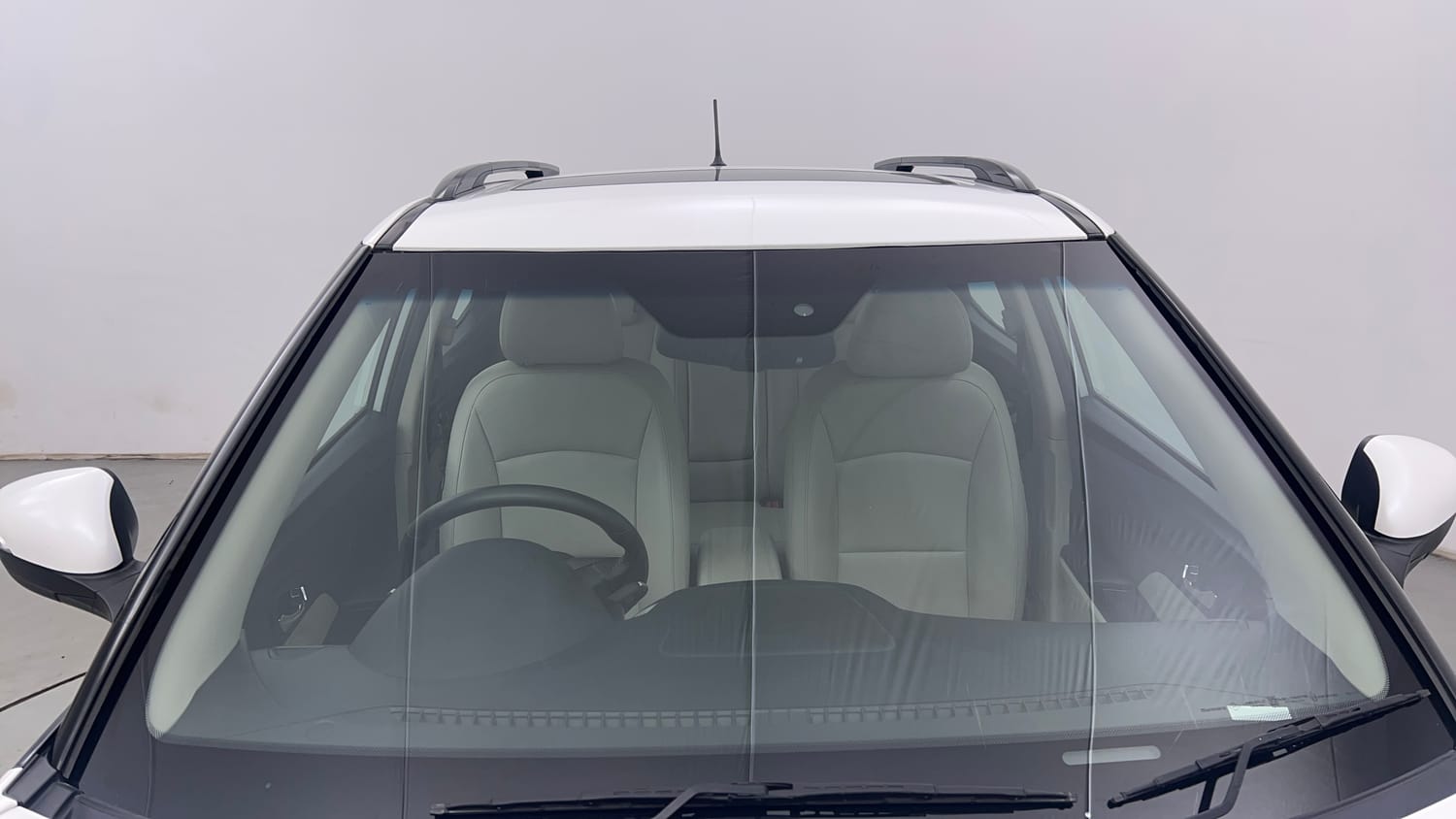 Used 2024 Mahindra XUV 300 W8 (O) 1.5 Diesel Diesel Manual exterior FRONT WINDSHIELD VIEW
