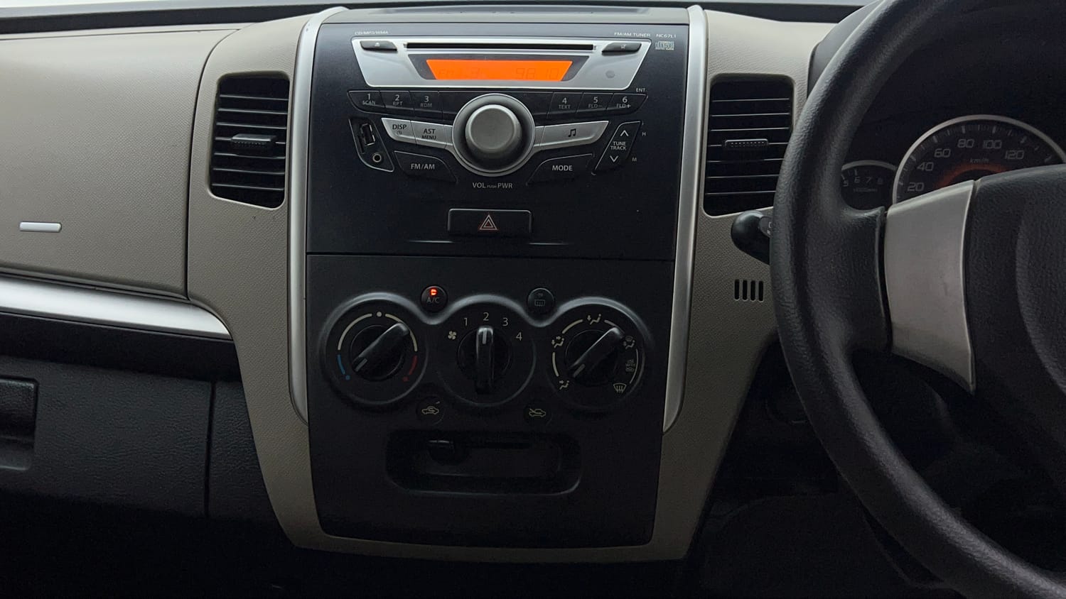 Used 2013 Maruti Suzuki Wagon R VXI Petrol Manual interior MUSIC SYSTEM & AC CONTROL VIEW