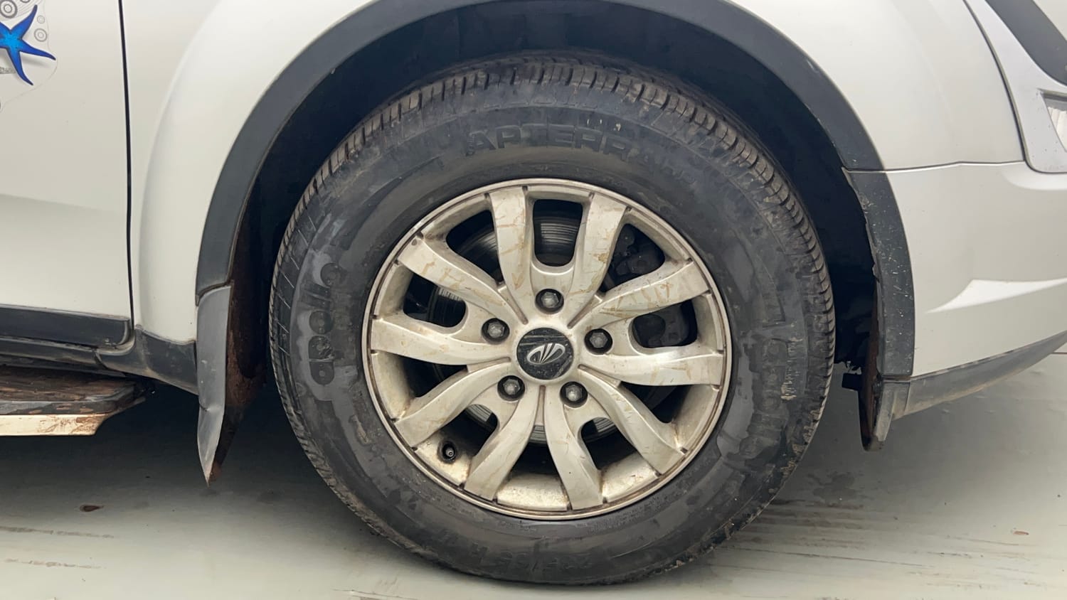 Used 2017 Mahindra XUV500 W10 AT Black Interiors Diesel Automatic tyres RIGHT FRONT TYRE RIM VIEW