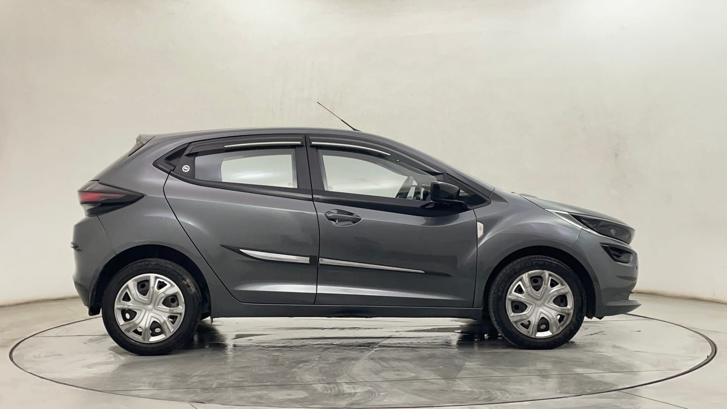 Used 2024 Tata Altroz XM Plus Petrol Petrol Manual exterior RIGHT SIDE VIEW