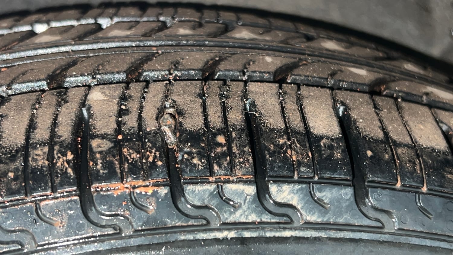 Used 2013 Maruti Suzuki Ertiga Vxi Petrol Manual tyres RIGHT REAR TYRE TREAD VIEW