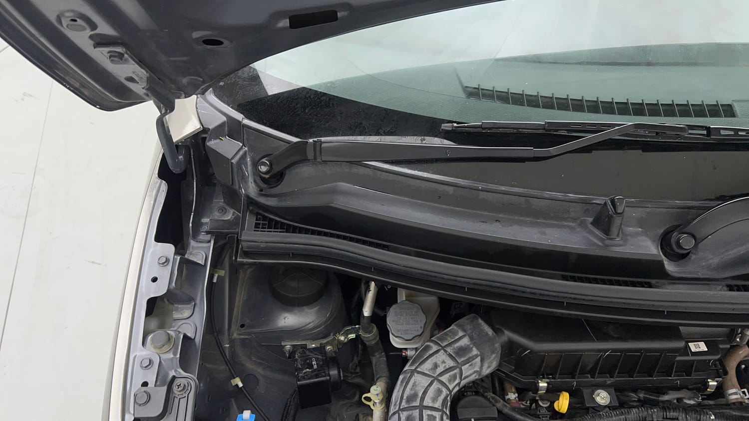Used 2022 Maruti Suzuki Wagon R ZXi 1.2 AMT Petrol Automatic engine ENGINE RIGHT SIDE HINGE & APRON VIEW