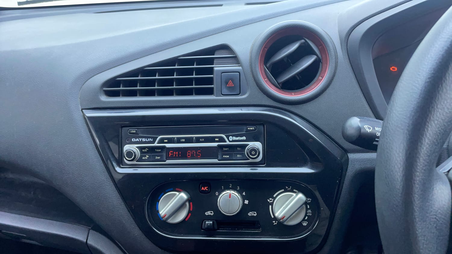 Used 2016 Datsun Redi-GO S Petrol Manual top_features Integrated (in-dash) music system
