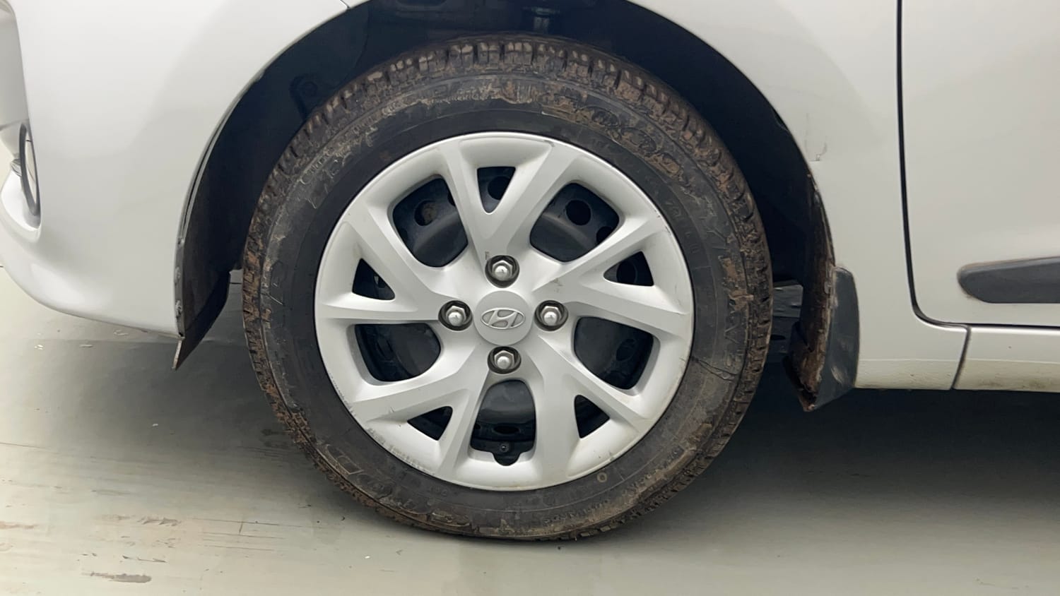 Used 2017 Hyundai Grand i10 Sportz 1.2 Kappa VTVT Petrol Manual tyres LEFT FRONT TYRE RIM VIEW