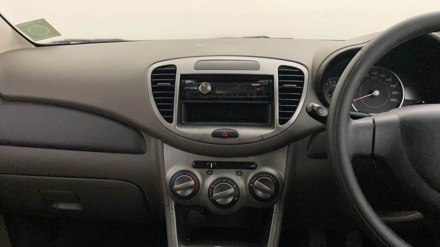 Used 2011 Hyundai i10 Era 1.1 iRDE2 Petrol Manual interior MUSIC SYSTEM & AC CONTROL VIEW
