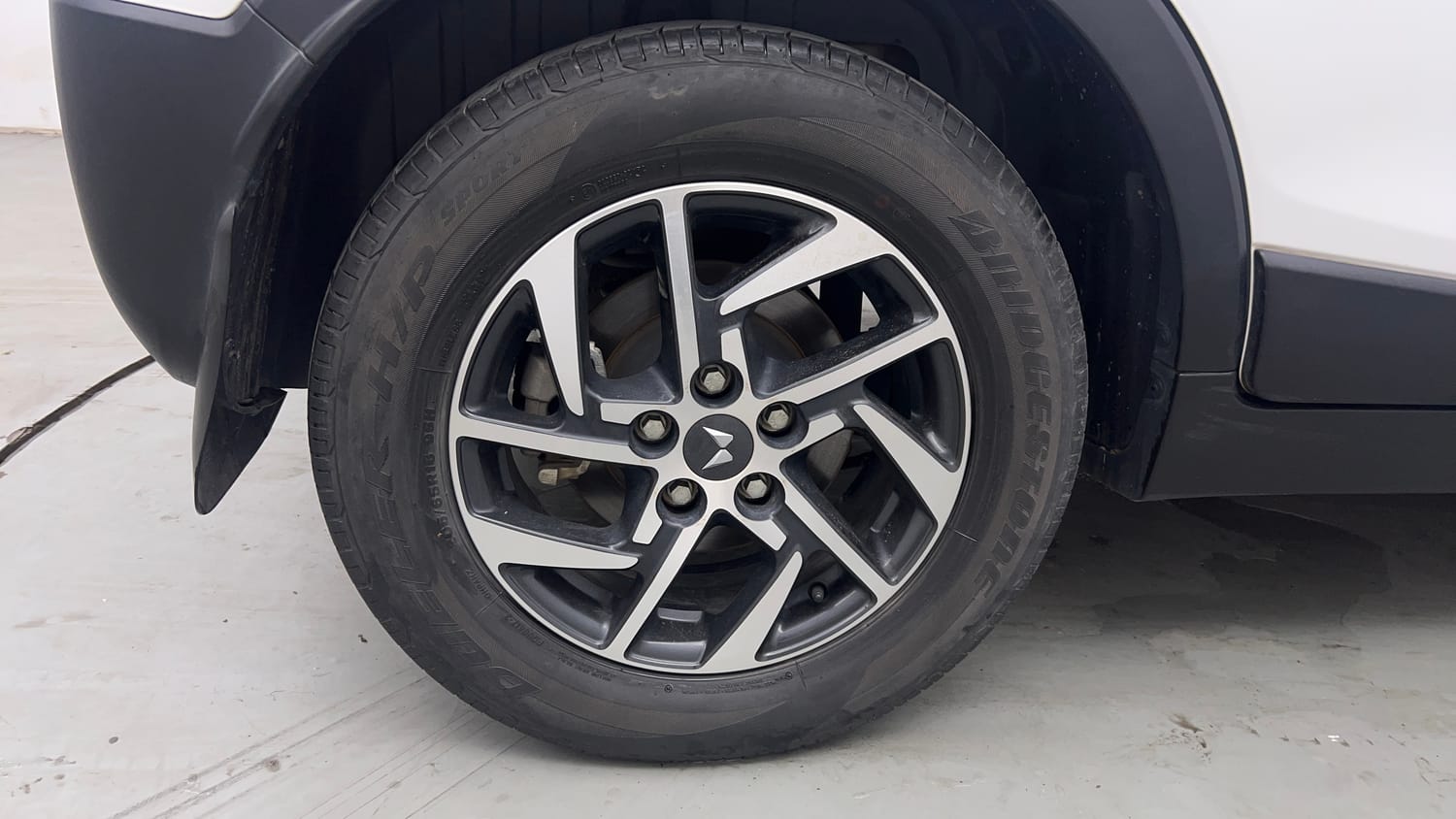 Used 2024 Mahindra XUV 300 W8 (O) 1.5 Diesel Diesel Manual tyres RIGHT REAR TYRE RIM VIEW