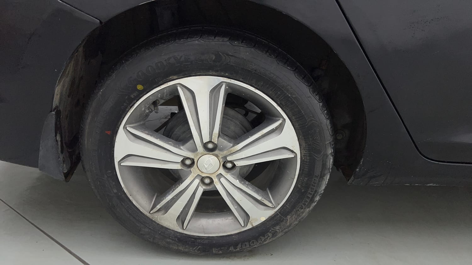 Used 2019 Hyundai Verna SX (O)1.6 VTVT Petrol Manual tyres RIGHT REAR TYRE RIM VIEW