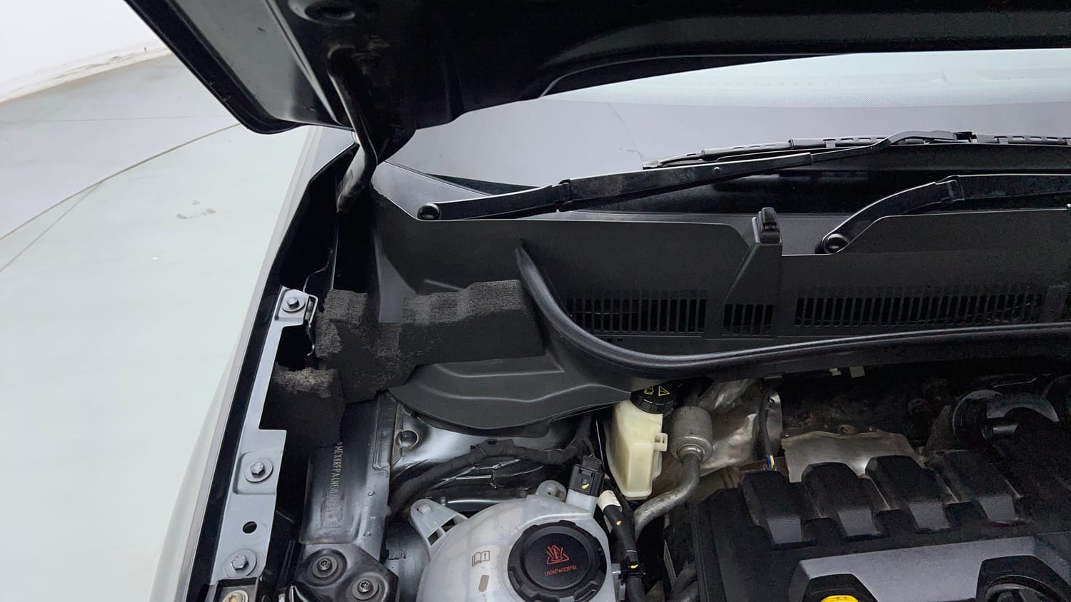 Used 2023 Skoda Kushaq Style 1.5L TSI MT Petrol Manual engine ENGINE RIGHT SIDE HINGE & APRON VIEW