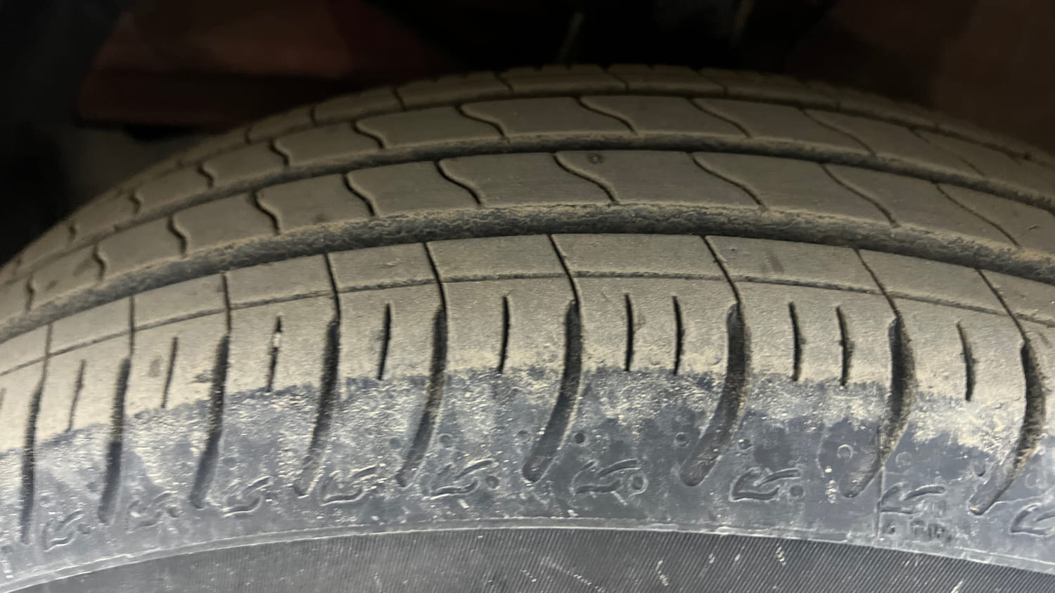 Used 2024 Maruti Suzuki Swift VXi Petrol Manual tyres LEFT FRONT TYRE TREAD VIEW