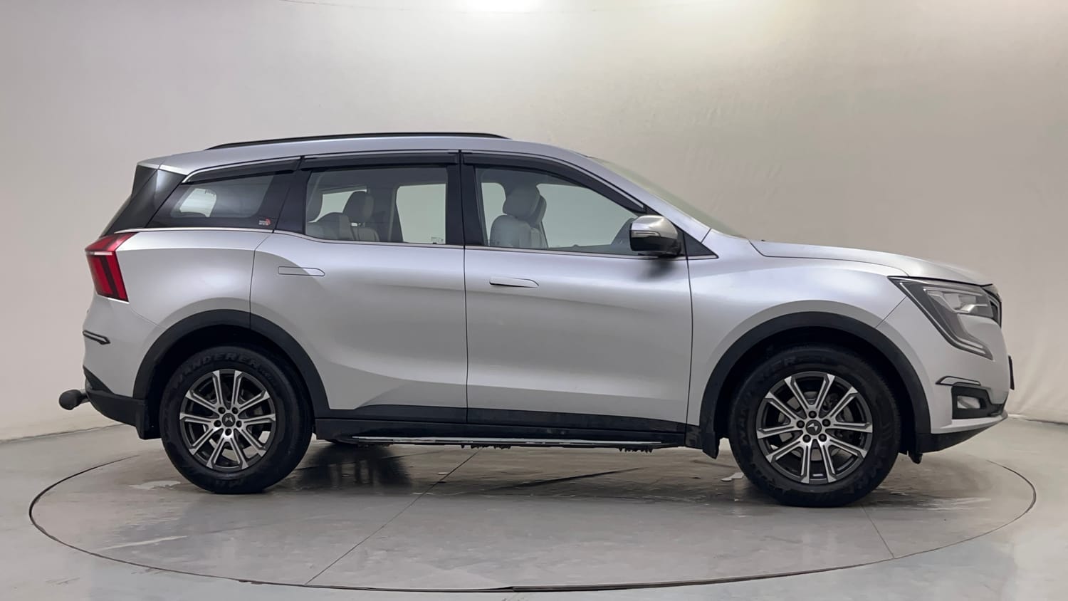 Used 2021 Mahindra XUV700 AX 7 Petrol AT 7 STR Petrol Automatic exterior RIGHT SIDE VIEW