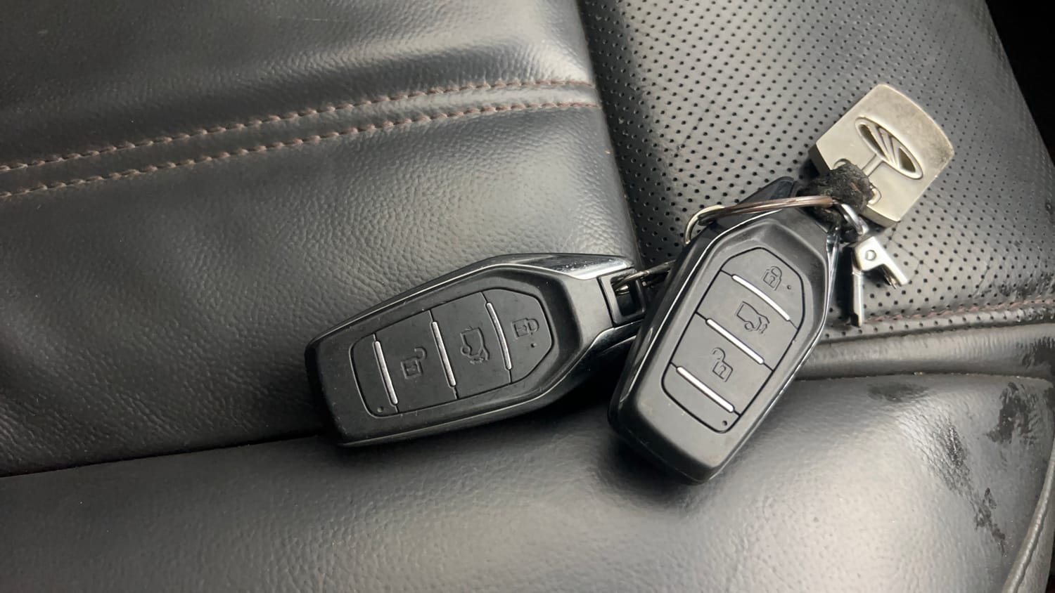 Used 2017 Mahindra XUV500 W10 AT Black Interiors Diesel Automatic extra CAR KEY VIEW