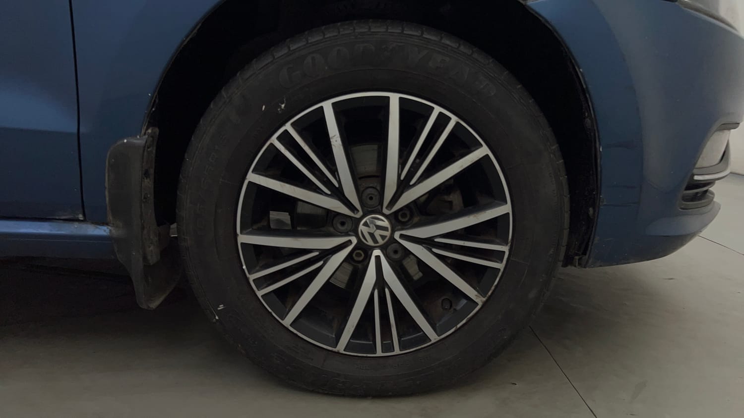 Used 2017 Volkswagen Polo Highline1.2L (P) Petrol Manual tyres RIGHT FRONT TYRE RIM VIEW