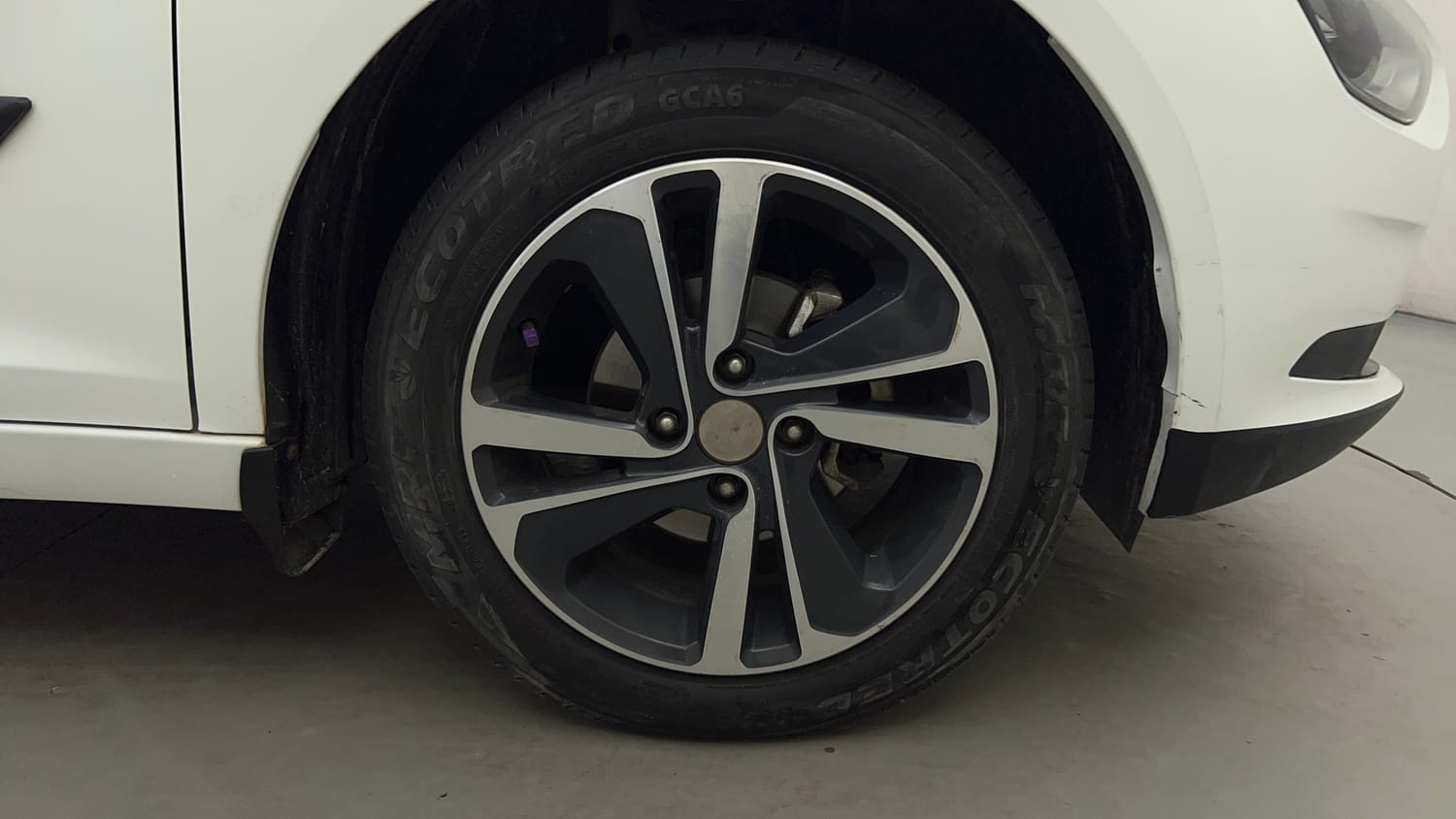 Used 2024 Tata Altroz XZA Plus (S) Petrol Automatic tyres RIGHT FRONT TYRE RIM VIEW