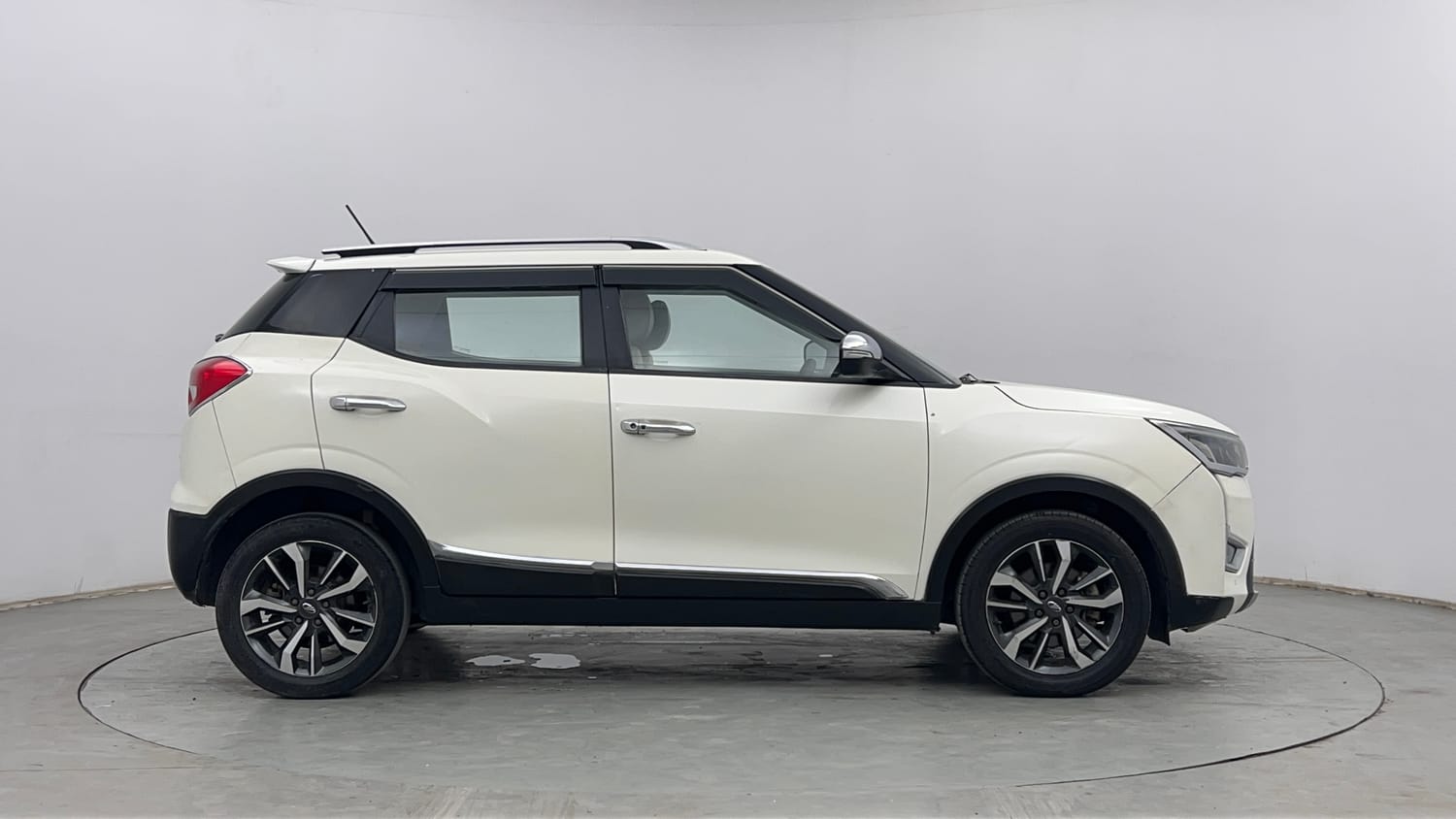 Used 2019 Mahindra XUV 300 1.5 W8 (O) Diesel Manual exterior RIGHT SIDE VIEW