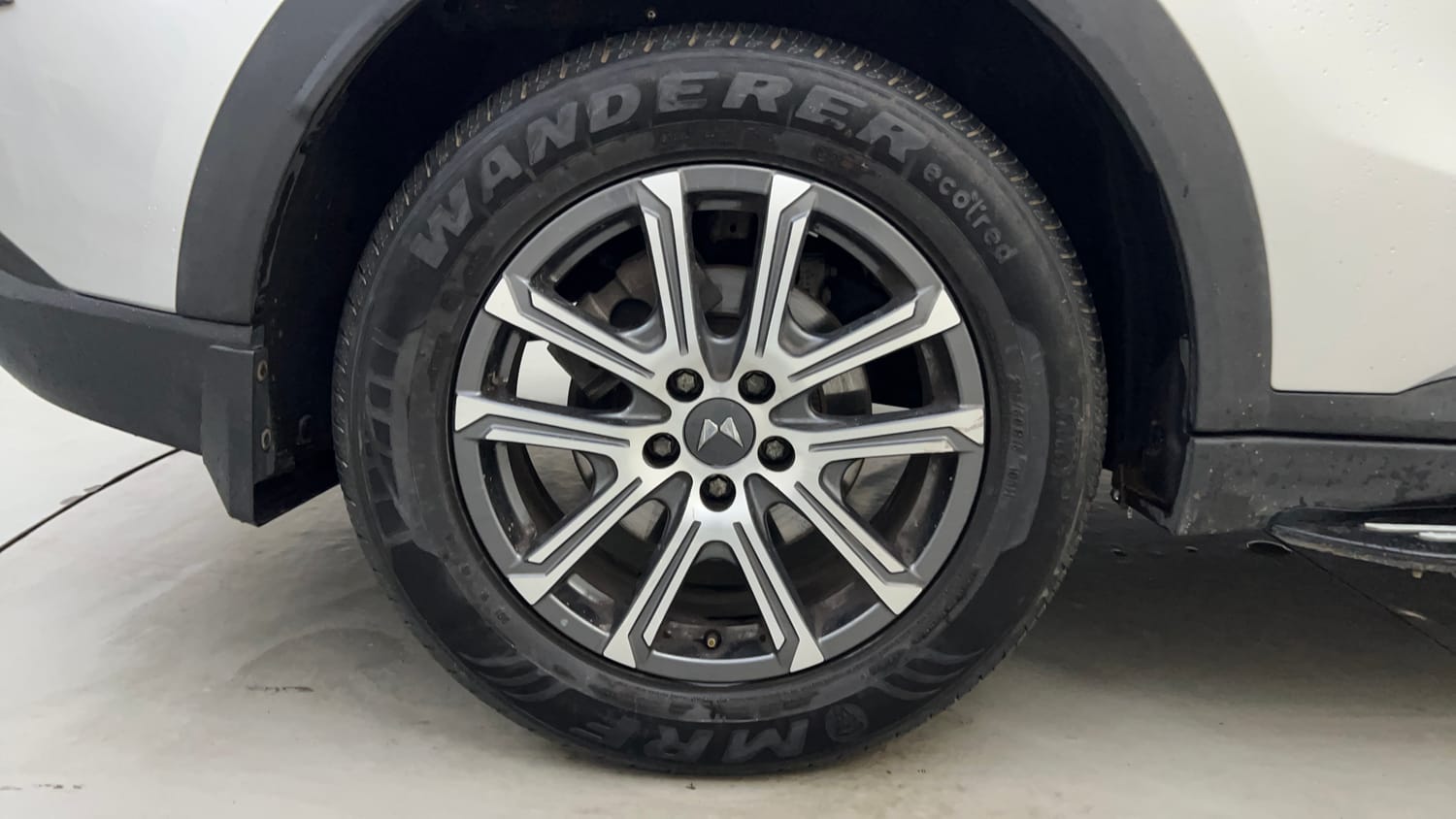 Used 2021 Mahindra XUV700 AX 7 Petrol AT 7 STR Petrol Automatic tyres RIGHT REAR TYRE RIM VIEW