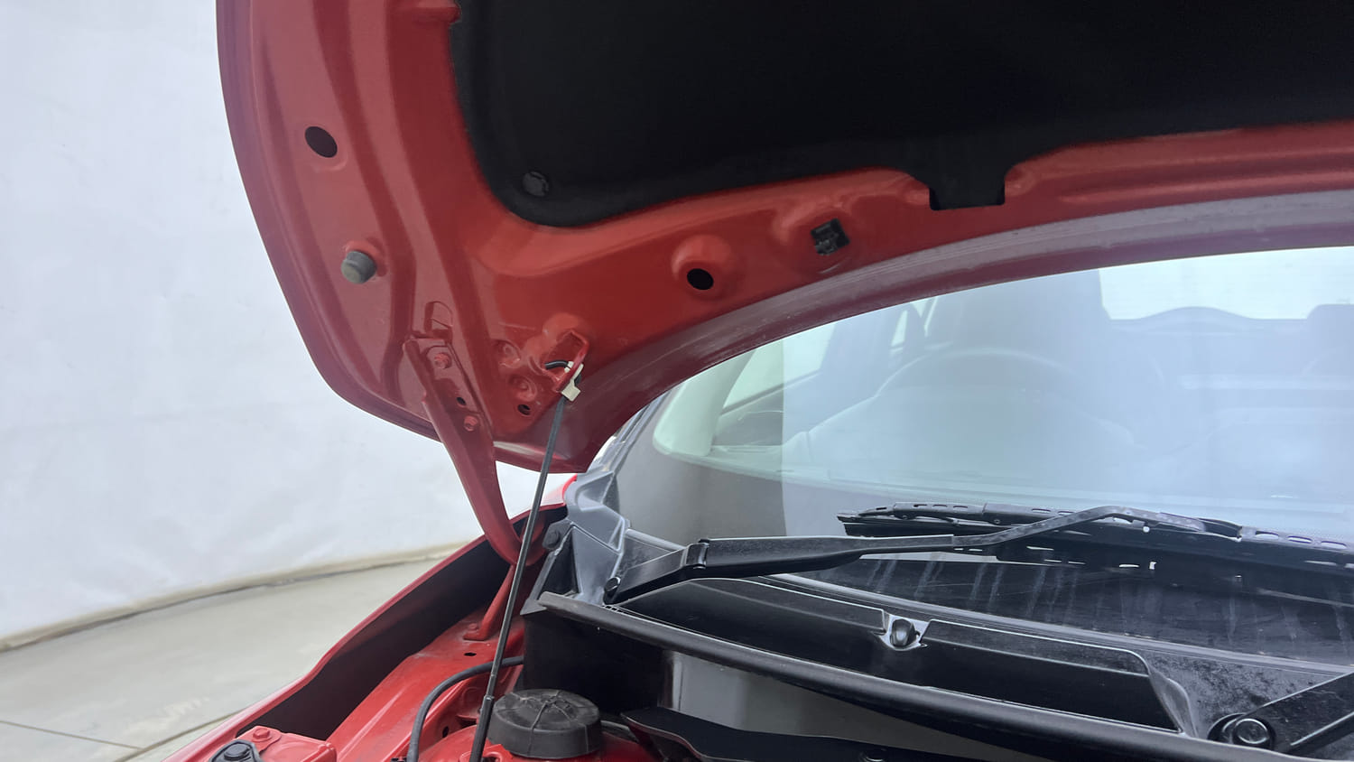 Used 2024 Maruti Suzuki Swift VXi Petrol Manual engine ENGINE RIGHT SIDE HINGE & APRON VIEW