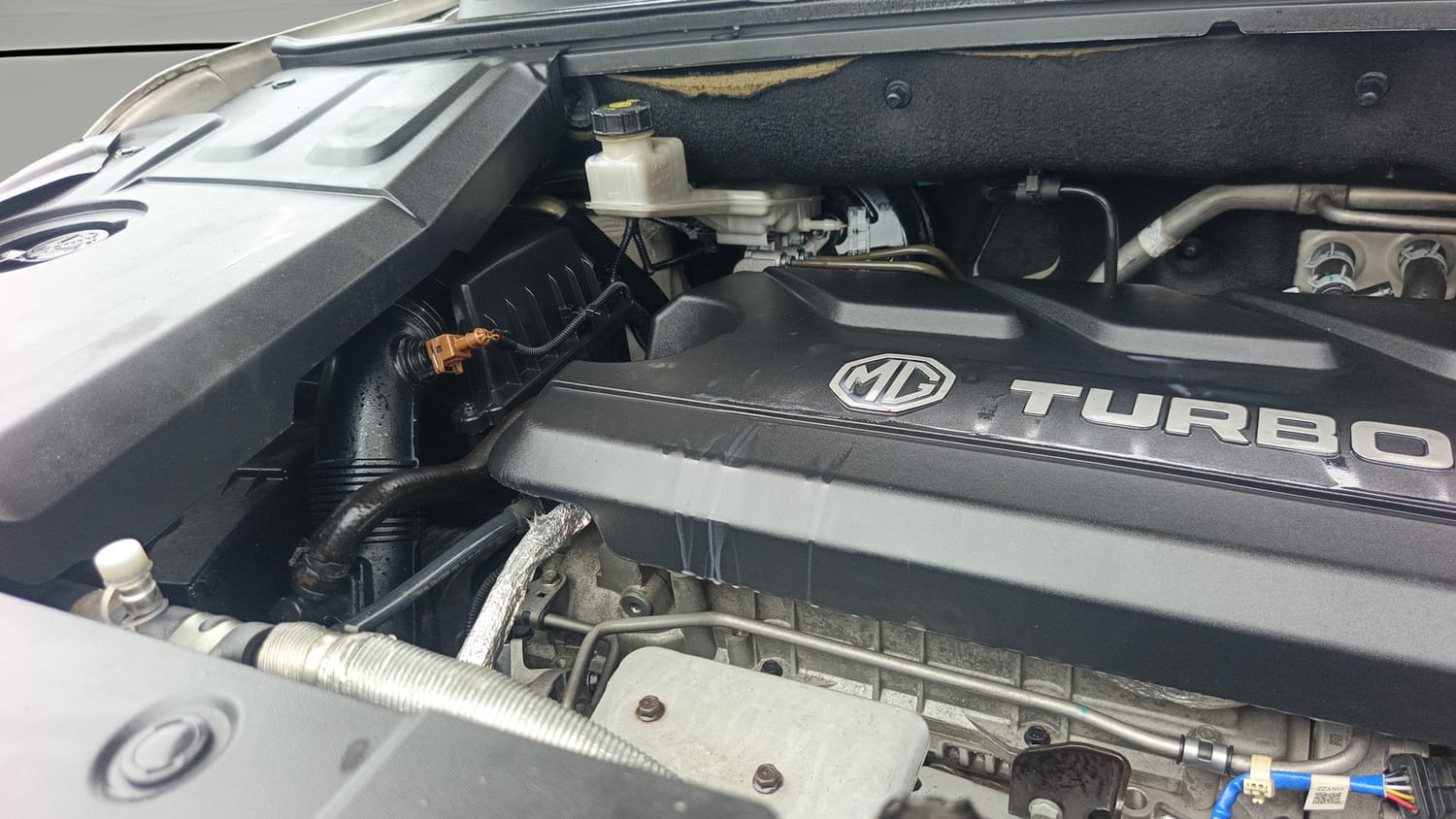 Used 2021 MG Motors Hector Plus Sharp 1.5 Petrol Turbo CVT 6-STR Petrol Automatic engine ENGINE RIGHT SIDE HINGE & APRON VIEW