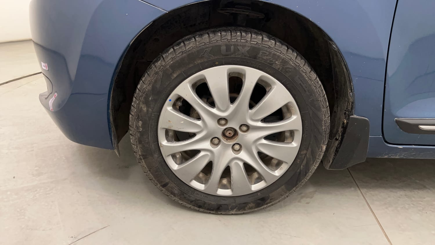 Used 2017 Maruti Suzuki Baleno Alpha 1.2 Petrol Manual tyres LEFT FRONT TYRE RIM VIEW