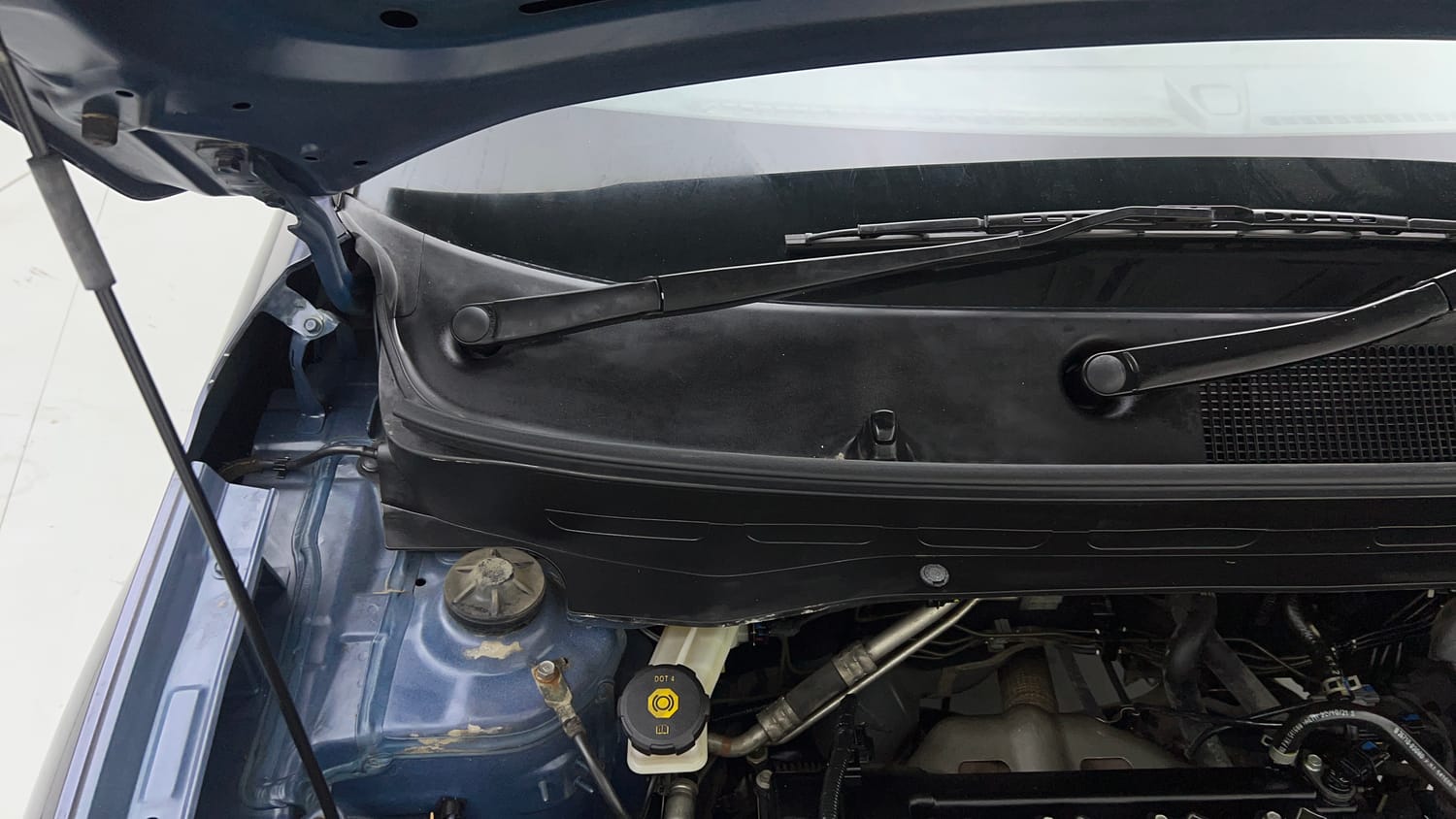 Used 2021 Hyundai Venue S Plus 1.2 Petrol Petrol Manual engine ENGINE RIGHT SIDE HINGE & APRON VIEW