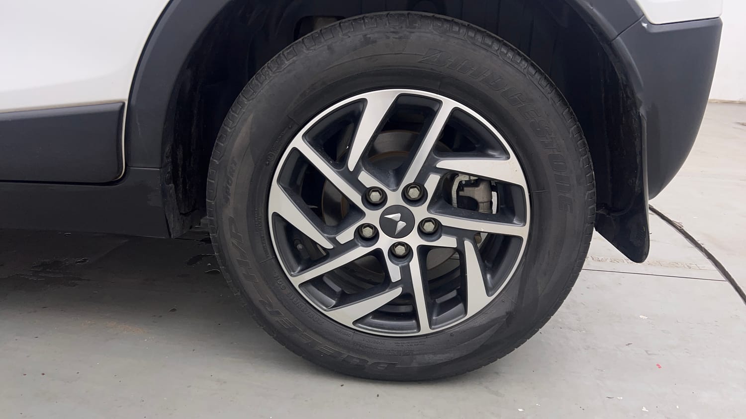 Used 2024 Mahindra XUV 300 W8 (O) 1.5 Diesel Diesel Manual tyres LEFT REAR TYRE RIM VIEW