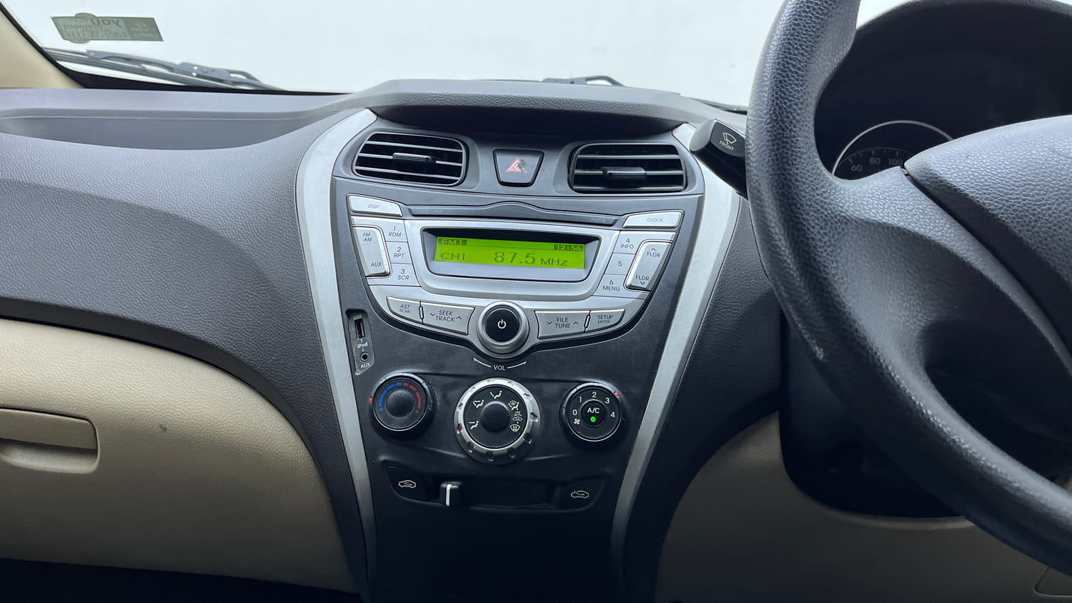 Used 2014 Hyundai Eon Magna Petrol Manual interior MUSIC SYSTEM & AC CONTROL VIEW
