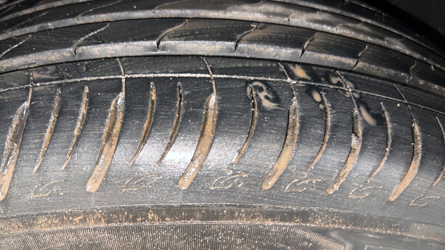Used 2021 Mahindra XUV700 AX 7 Petrol AT 7 STR Petrol Automatic tyres LEFT REAR TYRE TREAD VIEW