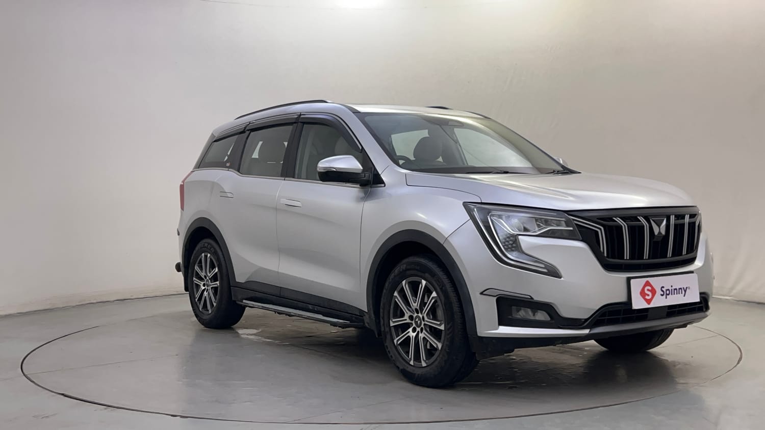 Used 2021 Mahindra XUV700 AX 7 Petrol AT 7 STR Petrol Automatic exterior RIGHT FRONT CORNER VIEW