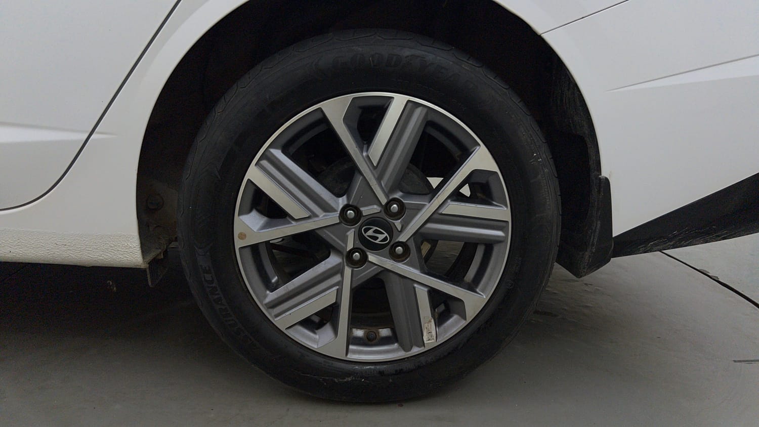 Used 2024 Hyundai Verna SX (O)1.5 Petrol MT Petrol Manual tyres LEFT REAR TYRE RIM VIEW