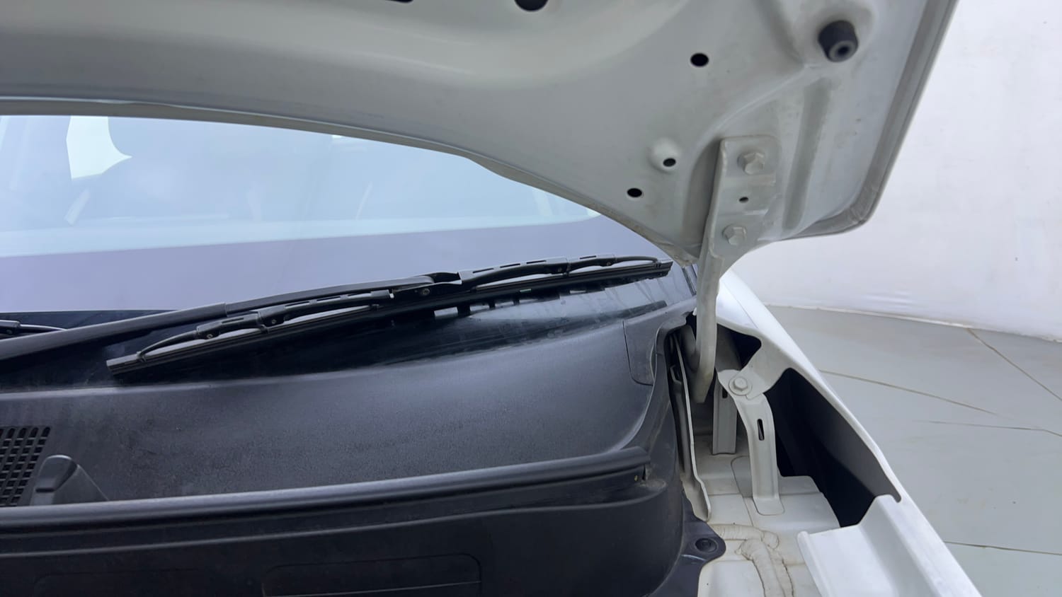 Used 2024 Hyundai Venue S (O) 1.0 Turbo DCT Petrol Automatic engine ENGINE LEFT SIDE HINGE & APRON VIEW