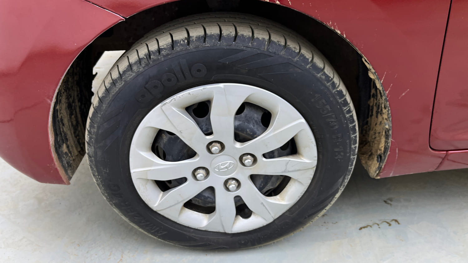 Used 2014 Hyundai Eon Magna Petrol Manual tyres LEFT FRONT TYRE RIM VIEW