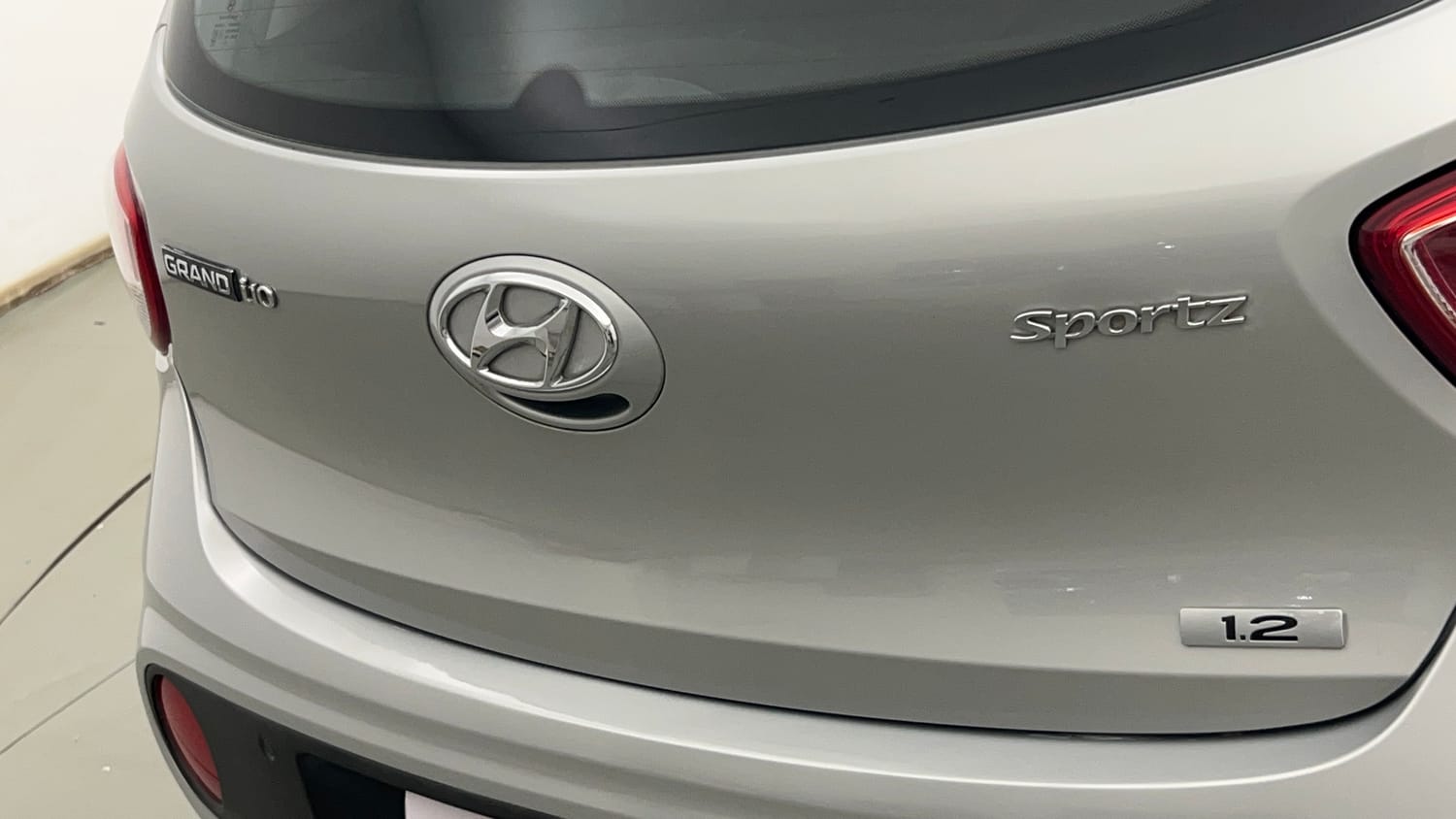 Used 2017 Hyundai Grand i10 Sportz 1.2 Kappa VTVT Petrol Manual dents MINOR SCRATCH