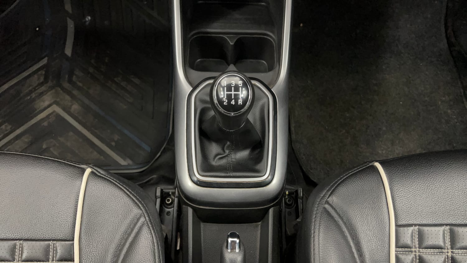 Used 2022 Maruti Suzuki Ignis Zeta 1.2 MT Petrol Manual interior GEAR  KNOB VIEW