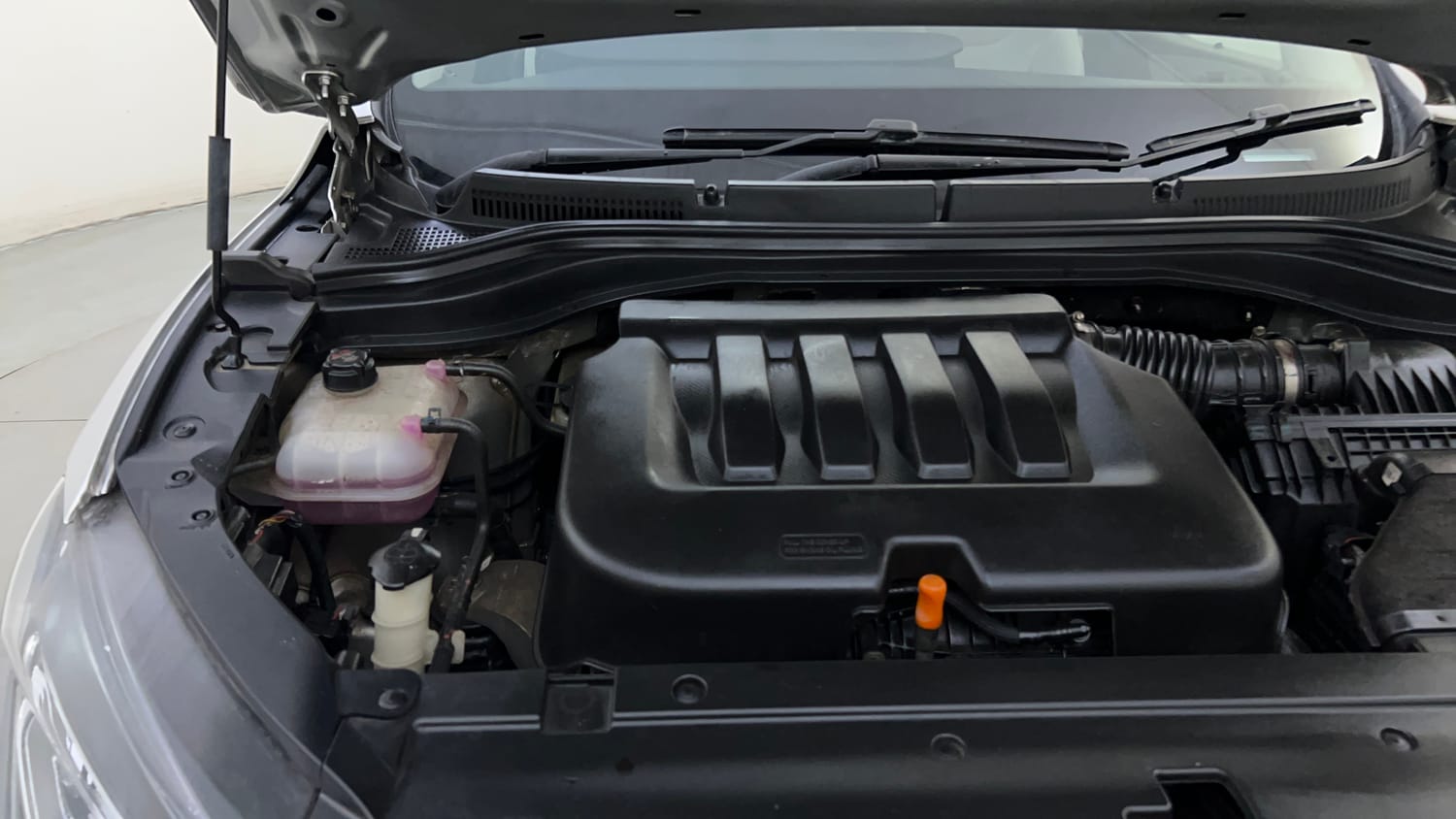 Used 2021 Mahindra XUV700 AX 7 Petrol AT 7 STR Petrol Automatic engine ENGINE RIGHT SIDE HINGE & APRON VIEW