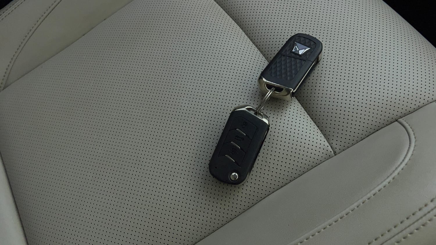 Used 2021 Mahindra XUV700 AX 7 Petrol AT 7 STR Petrol Automatic extra CAR KEY VIEW