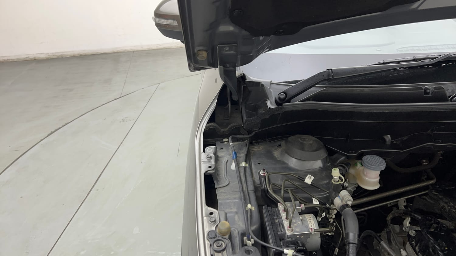 Used 2024 Maruti Suzuki Brezza ZXi Plus AT Petrol Automatic engine ENGINE RIGHT SIDE HINGE & APRON VIEW