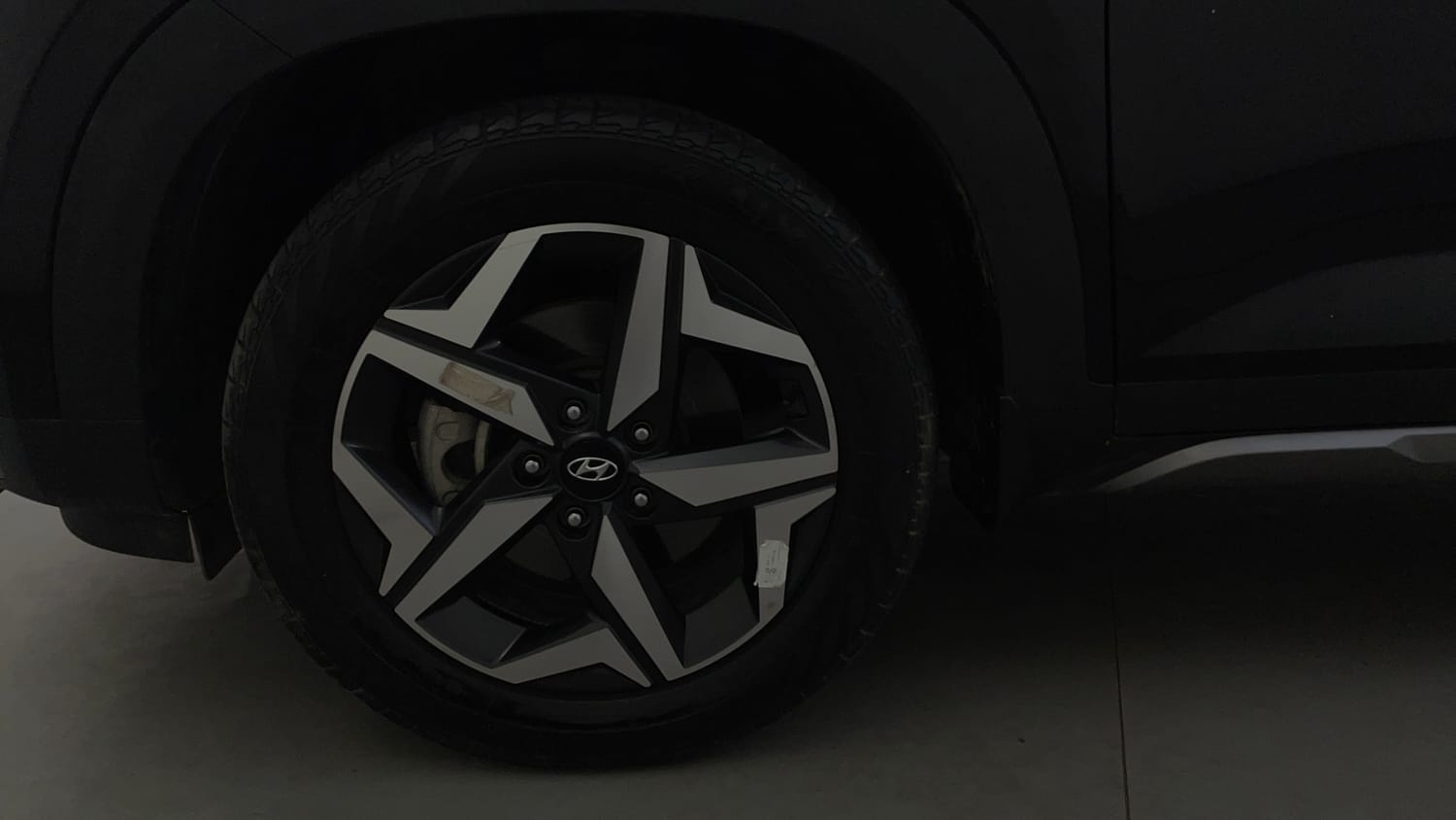 Used 2023 Hyundai Alcazar Prestige 7 STR 1.5 Diesel Diesel Manual tyres LEFT FRONT TYRE RIM VIEW