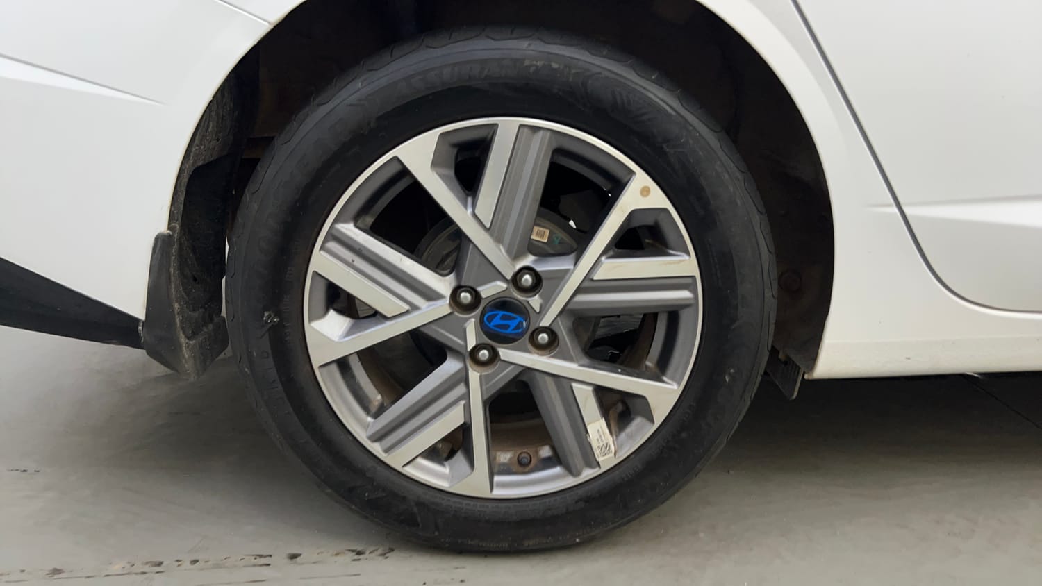 Used 2024 Hyundai Verna SX (O)1.5 Petrol MT Petrol Manual tyres RIGHT REAR TYRE RIM VIEW
