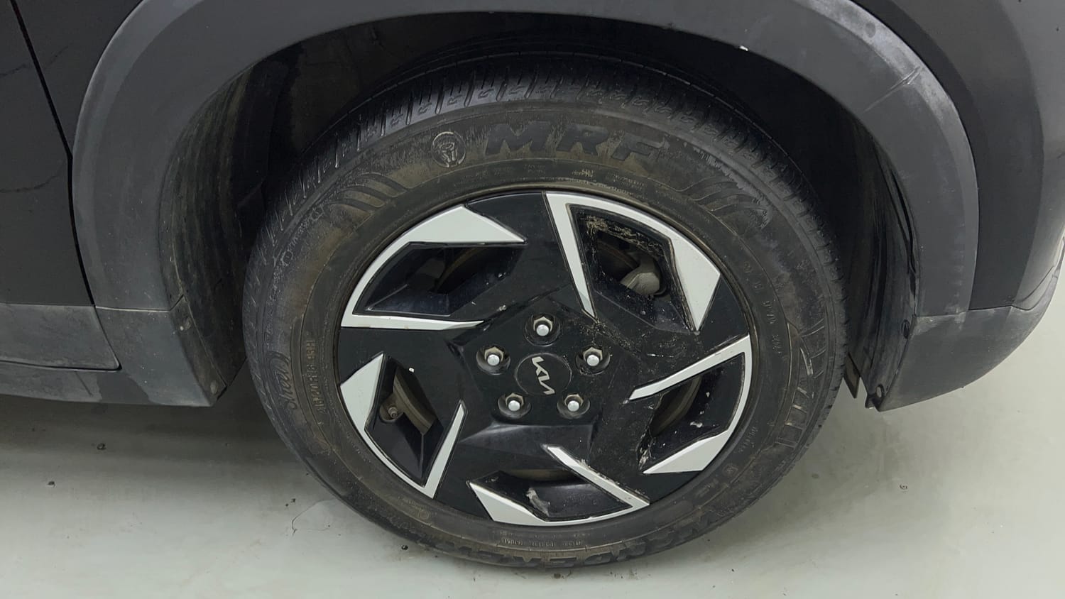 Used 2024 Kia Sonet HTK (O) 1.2 Petrol MT Petrol Manual tyres RIGHT FRONT TYRE RIM VIEW