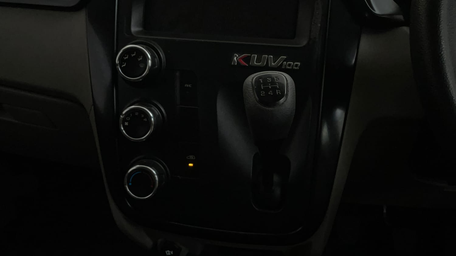 Used 2016 Mahindra KUV100 K4 6 STR Petrol Manual interior GEAR  KNOB VIEW
