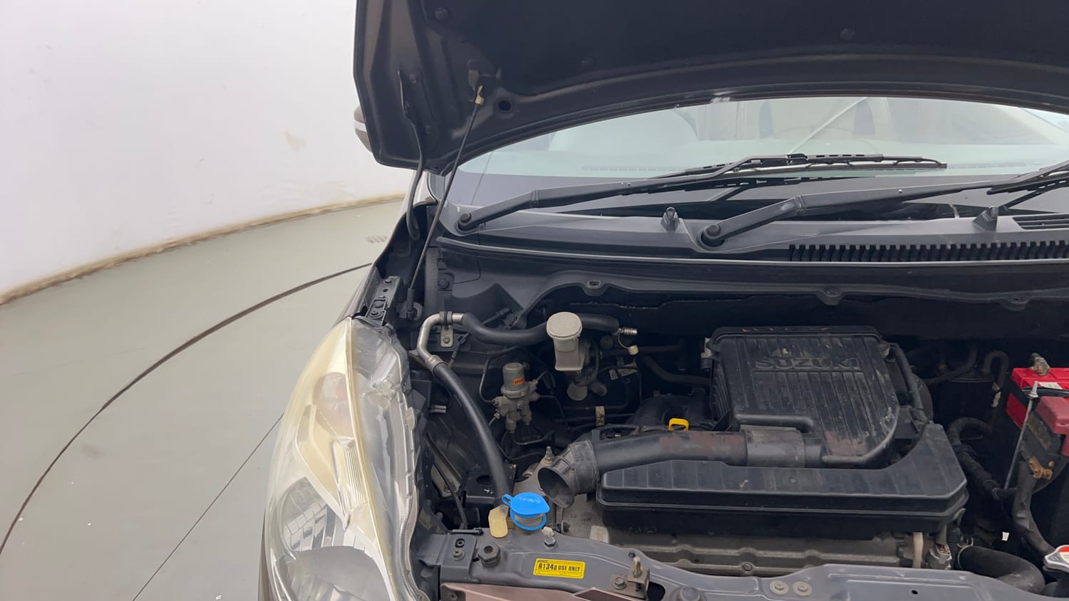 Used 2013 Maruti Suzuki Ertiga Vxi Petrol Manual engine ENGINE RIGHT SIDE HINGE & APRON VIEW