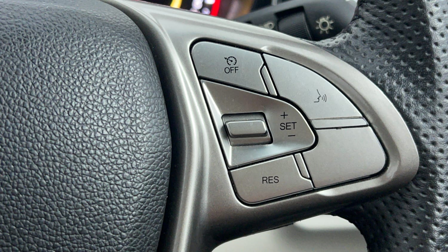 Used 2024 Mahindra XUV 300 W8 (O) 1.5 Diesel Diesel Manual top_features Cruise control