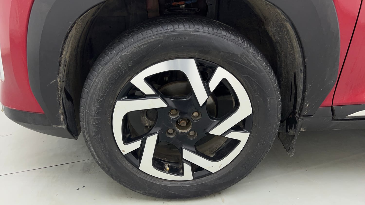 Used 2022 Nissan Magnite XV Turbo CVT Petrol Automatic tyres LEFT FRONT TYRE RIM VIEW