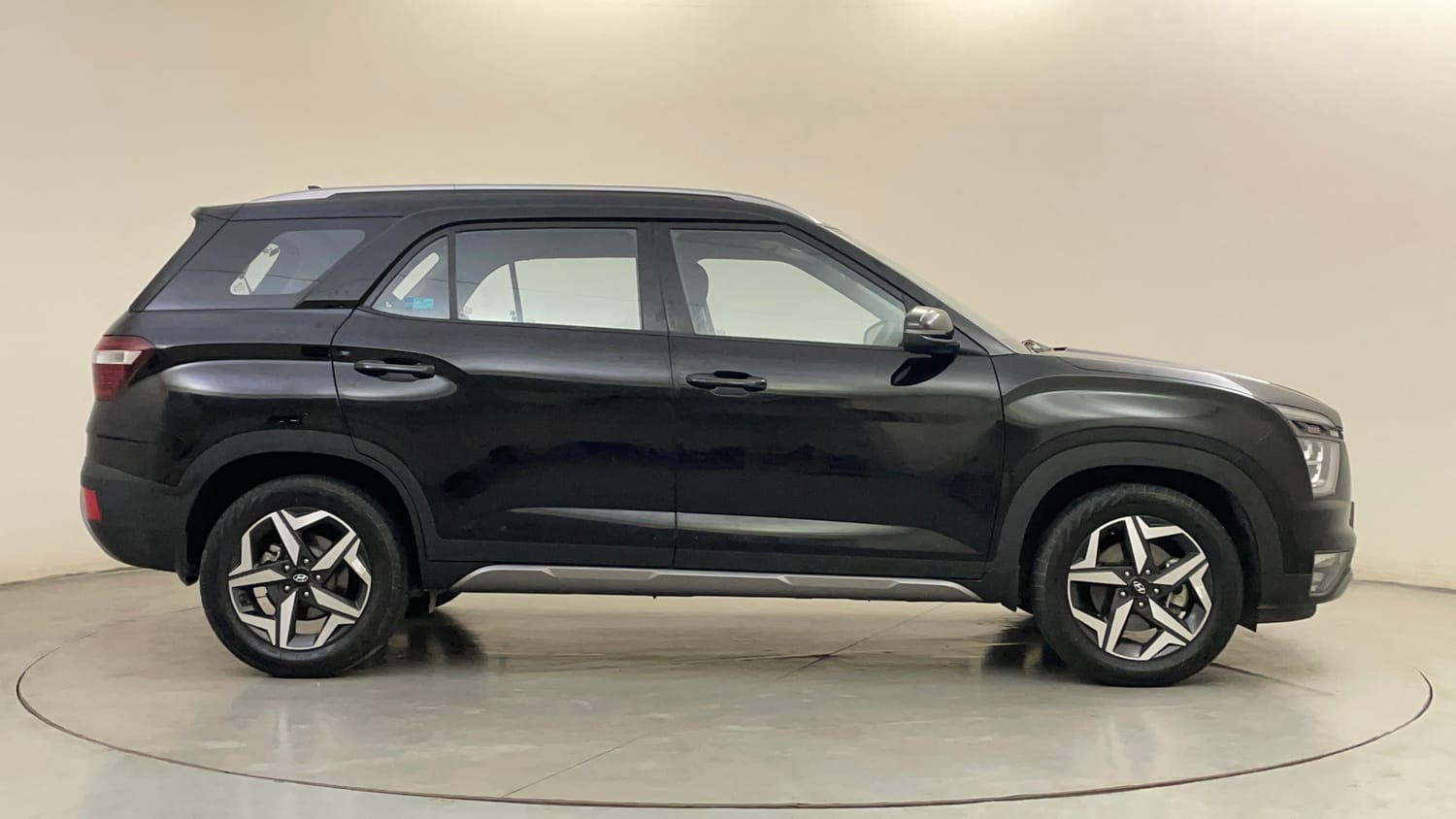 Used 2023 Hyundai Alcazar Prestige 7 STR 1.5 Diesel Diesel Manual exterior RIGHT SIDE VIEW