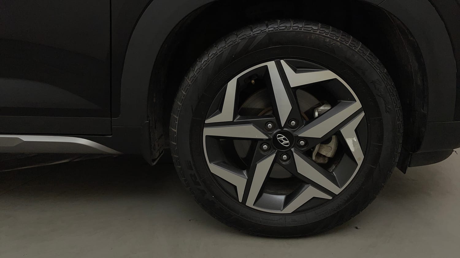 Used 2023 Hyundai Alcazar Prestige 7 STR 1.5 Diesel Diesel Manual tyres RIGHT FRONT TYRE RIM VIEW