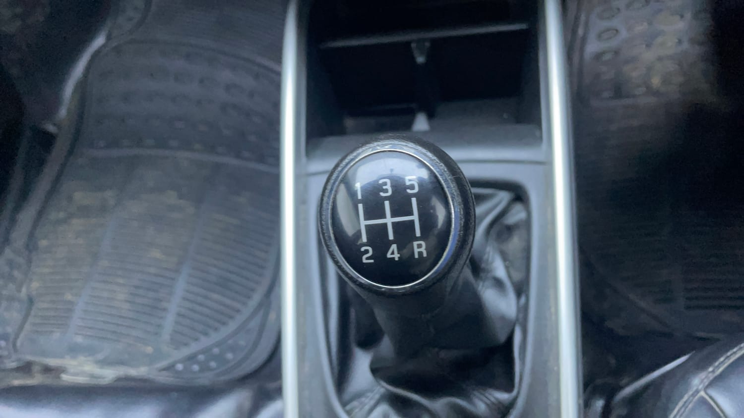 Used 2016 Maruti Suzuki Baleno Delta 1.2 Petrol Manual interior GEAR  KNOB VIEW