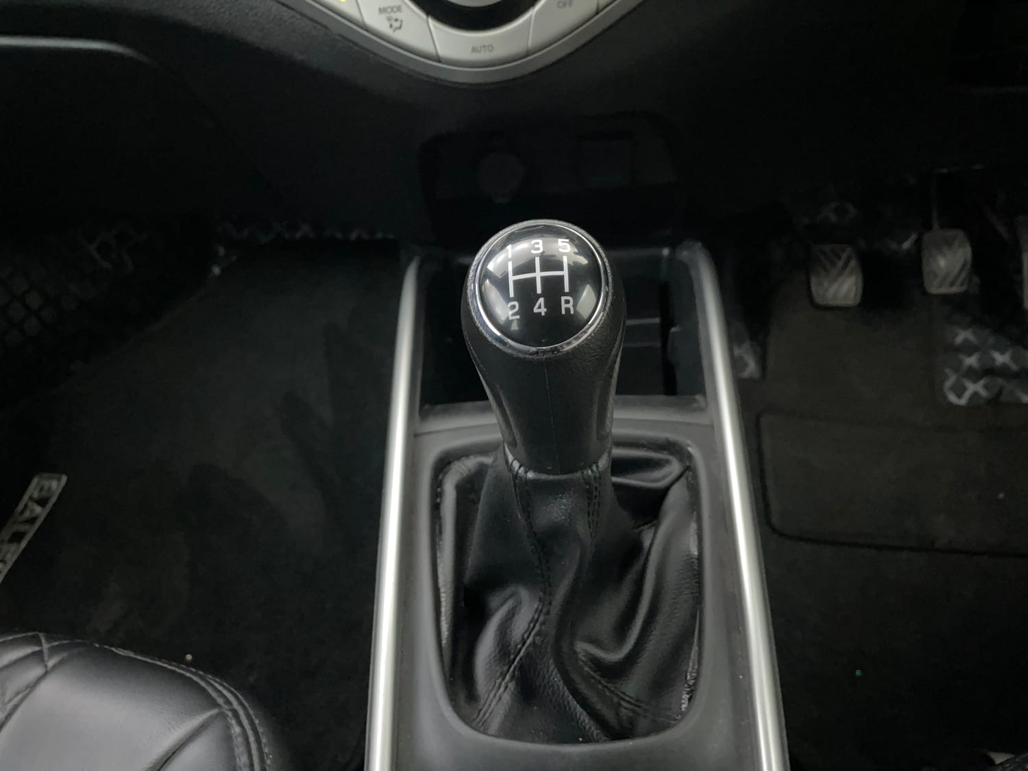 Used 2017 Maruti Suzuki Baleno Delta 1.2 Petrol Manual interior GEAR  KNOB VIEW